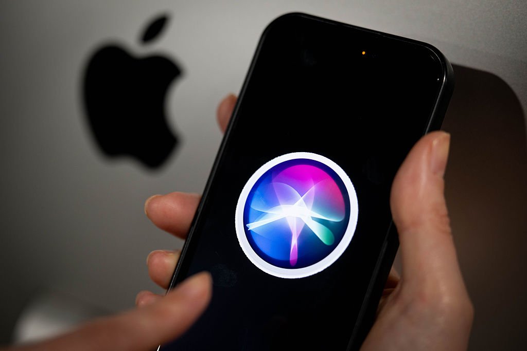 Apple Pins Hopes on Siri Overhaul to Catch Up in AI Race